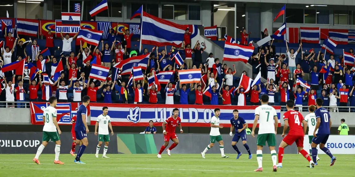 เดิมพันบอลโลกรอบชิง ในสนามฟุตบอลที่เต็มไปด้วยแฟนบอลชาวไทยที่เชียร์อย่างดุเดือด